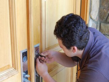 Comment réparer une serrure de porte cassée?