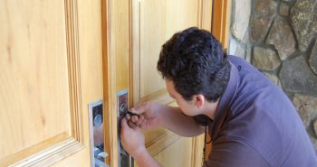 Comment réparer une serrure de porte cassée?