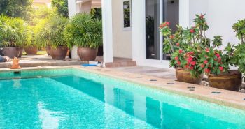 Les avantages et les inconvénients de la construction d'une piscine: cela vous convient-il?