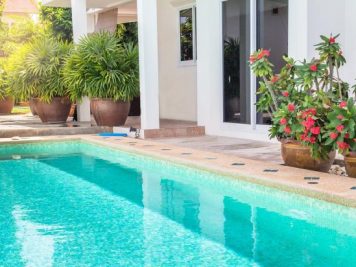 Les avantages et les inconvénients de la construction d'une piscine: cela vous convient-il? Les avantages et les inconvénients de la construction d'une piscine: cela vous convient-il?