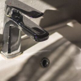 Les codes de la salle de bains moderne quand la robinetterie définit l'espace