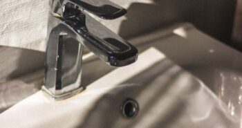 Les codes de la salle de bains moderne quand la robinetterie définit l'espace