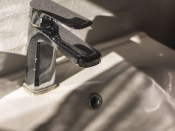 Les codes de la salle de bains moderne quand la robinetterie définit l'espace