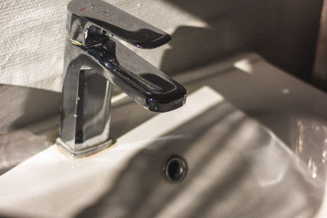 Les codes de la salle de bains moderne quand la robinetterie définit l'espace